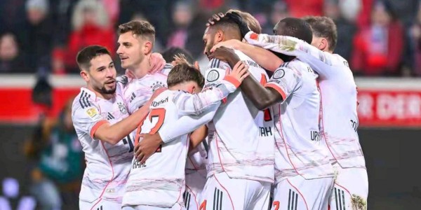 拜仁创造德甲年度奇迹：整年霸占榜首续写辉煌篇章