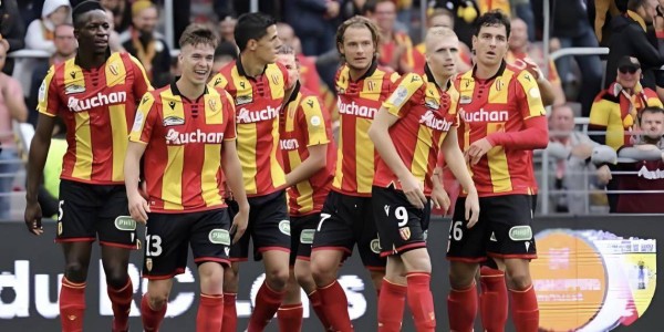 1-1，1-2，2-0欧洲狂欢一夜！阿森纳多打1人竟翻车！朗斯登顶法甲