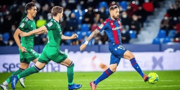 意甲保级生死战！都灵VS莱切：伤病潮下的困兽斗，比分进球数前瞻