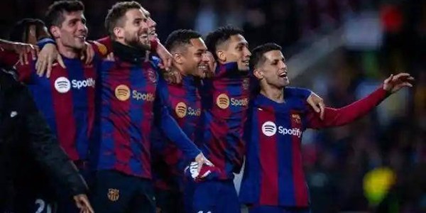 后卫当先锋！孔德3分钟双响头球，巴萨主场2-1逆转法兰克福